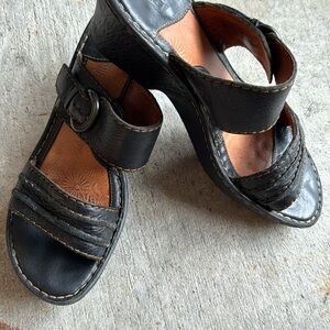 Born strap sandal heel